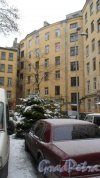 Перекопская улица, дом 1, литер А. 5-этажный жилой дом (входит в архитектурный ансамбль площади Стачек). Вид дома со двора. Фото 23 декабря 2017 года.