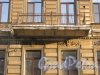 улица Марата, дом 40, литера А. Балкон третьего этажа доходного дома купцов Смуровых. Фото 15 февраля 2018 года.