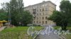 Улица Крупской, дом 15. 5-этажный жилой дом серии 1-405 1958 года постройки. 4 парадные, 59 квартир. Фото 5 июня 2018 года.