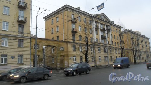 Улица Профессора Качалова, дом 4. 5-этажный жилой дом 1954 года постройки. 2 парадные, 30 квартир. Фото 21 декабря 2016 года.
