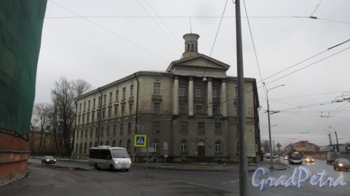 Улица Профессора Качалова, дом 10 / Хрустальная улица, дом 1. 4-этажное административное здание. На данный момент не используется. Фото 21 декабря 2016 года.