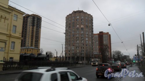 Улица Седова, дом 58. 14-этажный жилой дом 1958 года постройки. 1 парадная, 13 квартир, 208 комнат. Фото 21 декабря 2016 года.