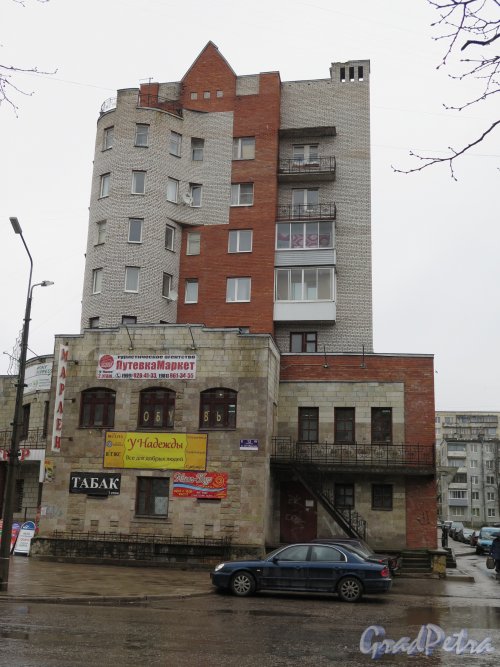 Октябрьская улица, д. 13. Многоэтажный кирпичный жилой дом с магазинами. Боковой фасад. фото апрель 2015 г.