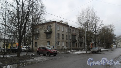 Красное Село, улица Суворова, дом 2. 3-этажный жилой дом 1962 года постройки. 3 парадные, 31 квартира. Фото 15 марта 2017 года.