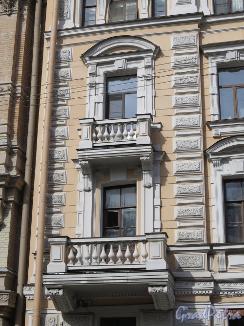 Ул. Ломоносова, д. 16. Доходный дом М. П. Кудрявцевой. Левая часть фасада здания после реставрации. Фото май 2015 г.