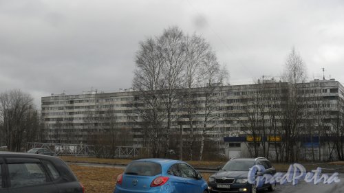 Улица Байконурская, дом 5, корпус 1. 9-этажный жилой дом серии 1ЛГ-600-125С 1977 года постройки. 14 парадных, 504 квартиры. Фото 15 марта 2017 года.
