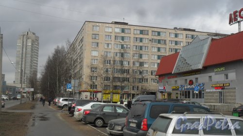 Улица Байконурская, дом 15. 9-этажный жилой дом серии 1ЛГ-602В 1974 года постройки. 15 парадных, 538 квартир.