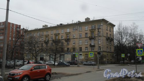 Улица Курчатова, дом 4. 5-этажный жилой дом 1958 года постройки. 7 парадных, 98 квартир. Фото 27 марта 2017 года.