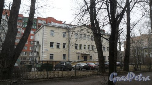 Улица Курчатова, дом 6, корпус 3. 3-этажное административное здание. Травмотологический пункт №104 Выборгского района Санкт-Петербурга. Фото 27 марта 2017 года.