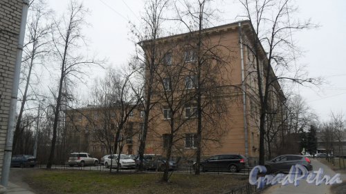 Улица Курчатова, дом 8 / улица Жака Дюкло, дом 2. Вид дома с улицы Курчатова. Фото 27 марта 2017 года.