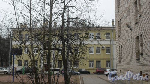 Улица Курчатова, дом 6, корпус 2. 3-этажный жилой дом 1939 года постройки. Год проведения реконструкции 1992. 2 парадные, 12 квартир. Фото 27 марта 2017 года.