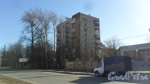 Студенческая улица, дом 22. 9-этажный жилой дом серии 1-528кп40 1965 года постройки. 1 парадная, 45 квартир. Фото 30 марта 2017 года.
