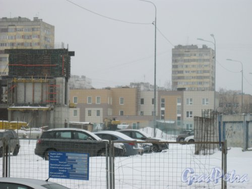 ул. Кустодиева, дом 1. Фрагмент здания. Вид с ул. Руднева. Фото 27 февраля 2016 г.