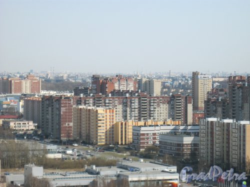 Школьная ул., дом 112 (Бело-оранжевое здание в центре фото). Вид с крыши дома 2 по Лыжному пер. Фото 18 апреля 2014 г.