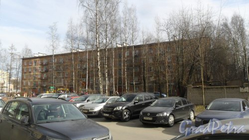 Улица Матроса Железняка, дом 53. 5-этажный жилой дом серии 1-528кп 1962 года постройки. 4 парадные, 80 квартир. Фото 9 апреля 2017 года.