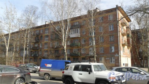 Улица Матроса Железняка, дом 43. 5-этажный жилой дом серии 1-528кп 1962 года постройки. 4 парадные, 80 квартир. Фото 9 апреля 2017 года.