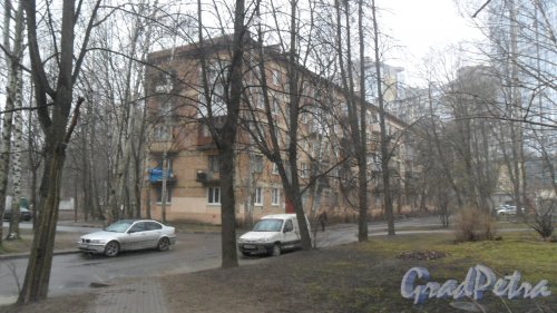 Улица Матроса Железняка, дом 55. 5-этажный жилой дом серии 1-528кп 1962 года постройки. 5 парадных, 99 квартир. Фото 12 апреля 2017 года.