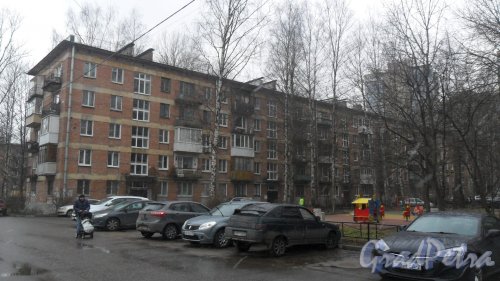 Улица Матроса Железняка, дом 47. 5-этажный жилой дом серии 1-528кп 1962 года постройки. 5 парадных, 100 квартир. Фото 12 апреля 2017 года.