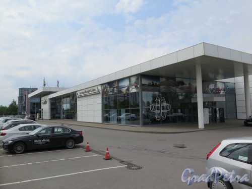 Кушелевская дорога, д. 14. Салон продаж «Аксель-Моторс». Главный вход. фото май 2015 г.