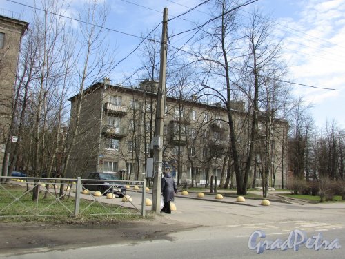 поселок Понтонный, Заводская улица, дом 18, литера А. Общий вид здания. Фото 1 мая 2017 года.