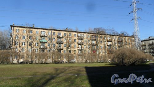 Омская улица, дом 19. 5-этажный жилой дом серии 1-528кп 1961 года постройки. 4 парадные, 80 квартир. Фото 2 мая 2017 года.