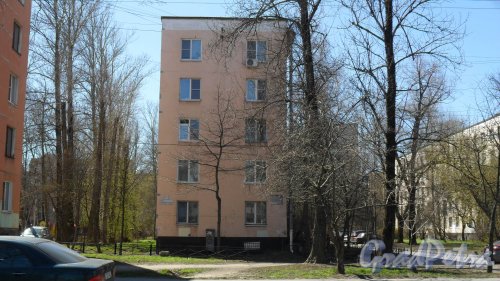 Улица Подводника Кузьмина, дом 11. Торец здания и табличка с номером дома. Фото 3 мая 2017 года.