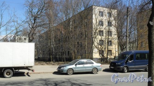 Улица Подводника Кузьмина, дом 32. 5-этажный жилой дом серии Г-2И 1962 года постройки. 5 парадных, 50 квартир. Фото 3 мая 2017 года.
