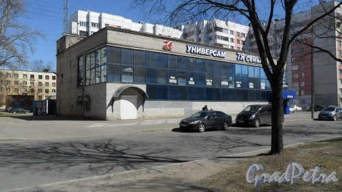 Улица Подводника Кузьмина, дом 44. Торговый центр. Фото 3 мая 2017 года.