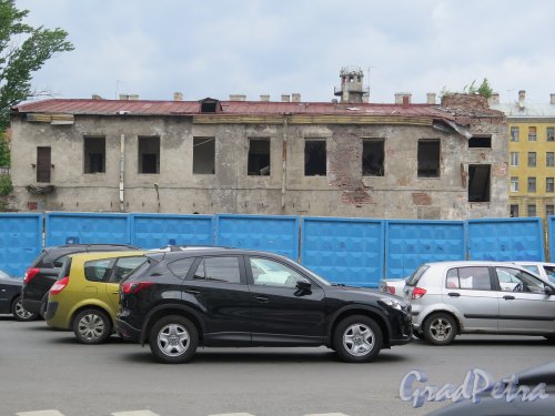 Ул. Шкапина, д. 3-5. Несохранившееся производственное здание перед рзрушением. фото июнь 2015 г
