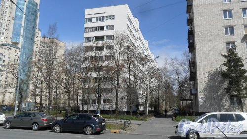 Улица Лени Голикова, дом 60. 9-этажный жилой дом серии 1ЛГ-600А 1969 года постройки. 7 парадных, 251 квартира. Фото 11 мая 2017 года.