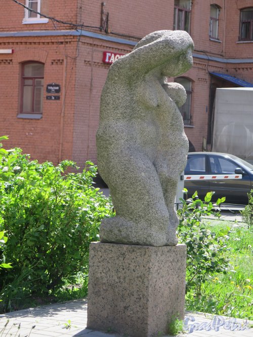 Тульская ул., д. 7. Скульптура «Материнство», Уст. 1995. фото июнь 2015 г.