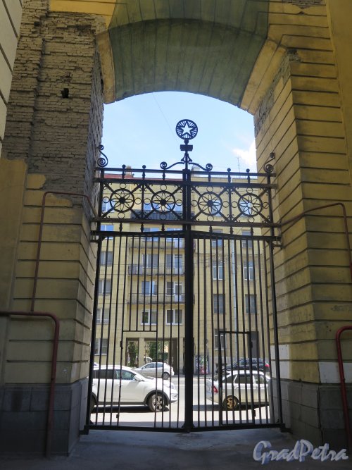 Новгородская ул., д. 26-28. Дворовые ворота, Вид из двора. фото июнь 2015 г.