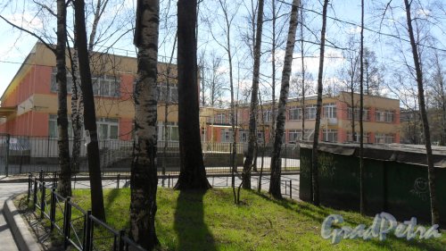 Омская улица, дом 25. Вид здания со стороны улицы Матроса Железняка. Фото 14 мая 2017 года.