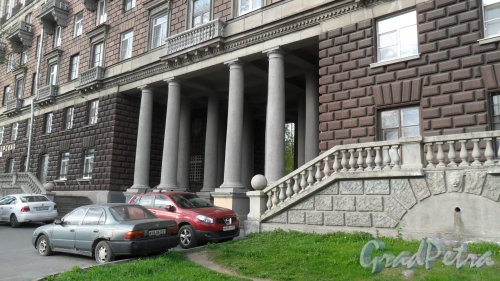 Улица Сердобольская, дом 1. Арка и колоннада в центральной части здания, выходящей в сторону железнодорожной платформы Ланская. Фото 21 мая 2017 года.