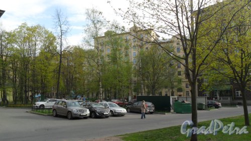 Улица Сердобольская, дом 1. Вид дома со двора. Фото 21 мая 2017 года.