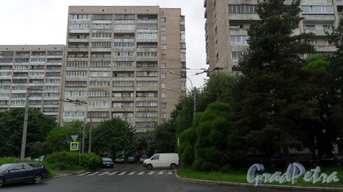Улица Жака Дюкло, дом 12. 14-этажный жилой дом серии 1-528кп80 1974 года постройки. 1 парадная, 97 квартир. Фото 20 июня 2017 года.