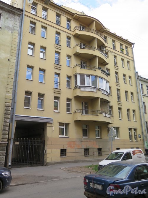 Псковская ул., д. 9. 7-ми этажный жилой дом, нач. 2000-х гг. Общий вид. фото 2015 г. 