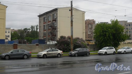 Улица Карбышева, дом 15, литер М. 4-этажный хозяйственный корпус. Фото 20 июня 2017 года.