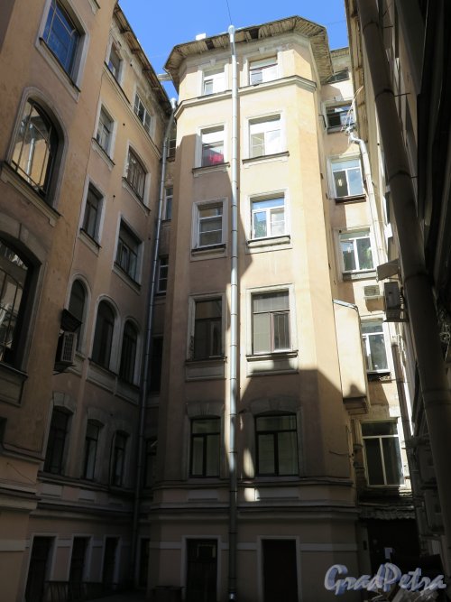 3-я Советская ул., д. 9. Доходный дом Г. А. Бернштейна. Двор. Общий вид. фото июнь 2015 г.