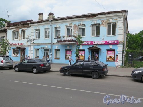 Соборная ул. (Гатчина), д. 20. Жилой дом с магазинами. фото июнь 2015 г.