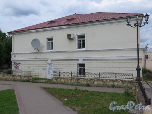 Красная ул. (Гатчина), д. 16. Жилое здание. Боковой фасад. фото июнь 2015 г
