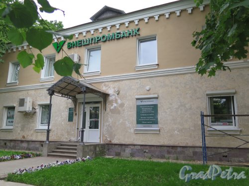 Красная ул. (Гатчина), д. 13. Здание Внешпромбанка. Общий вид. фото июнь 2015 г.