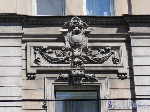Ул. Рылеева, д. 8, Картуш над окнами 3 этажа. фото июнь 2015 г.
