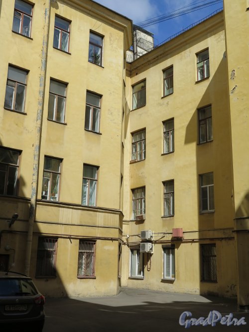 Захарьевская ул., д. 17. Дворовый фасад. фото июль 2015 г.