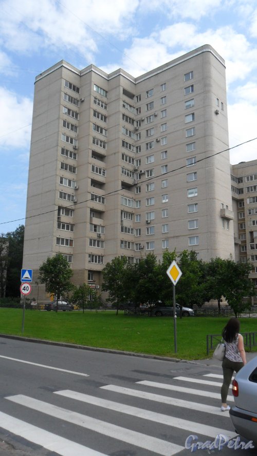 Улица Гжатская, дом 1. 15-этажный жилой дом 2004 года постройки. 1 парадная, 99 квартир. В здании расположена круглосуточная стоматология "Белладент", 294-85-16, http://belladent.ru/  . Фото 11 августа 2017 года.