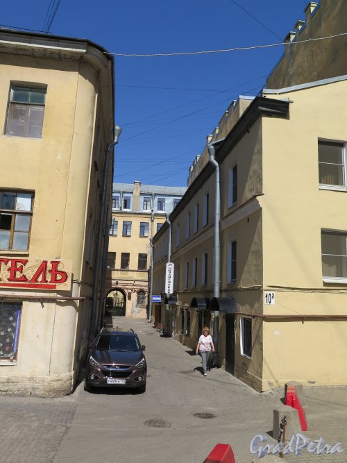 1-я Советская ул., д. 10. Внутриквартальный проход между домами. фото июль 2015 г.