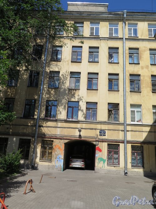 1-я Советская ул., д. 10. Проходной флигель с рисунками. фото июль 2015 г.
