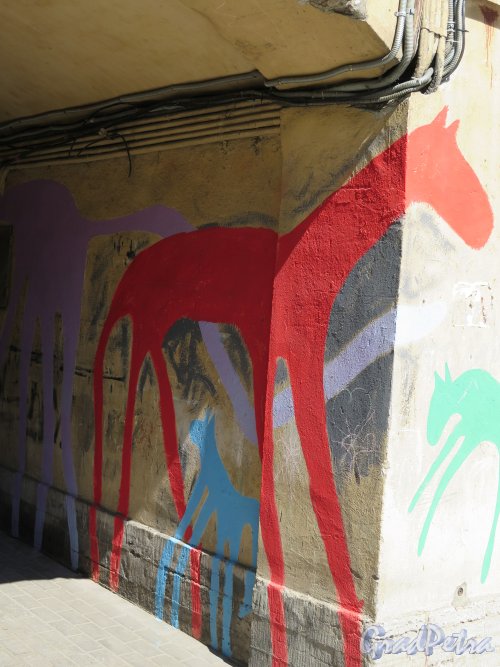 1-я Советская ул., д. 10. Графити в подворотне. фото июль 2015 г.