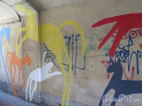 1-я Советская ул., д. 10. Графити в подворотне (продолжение). фото июль 2015 г.