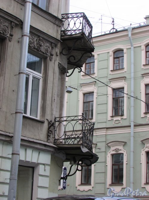Казанская улица, дом 34. Балконы в угловой части здания. Фото 20 сентября 216 года.